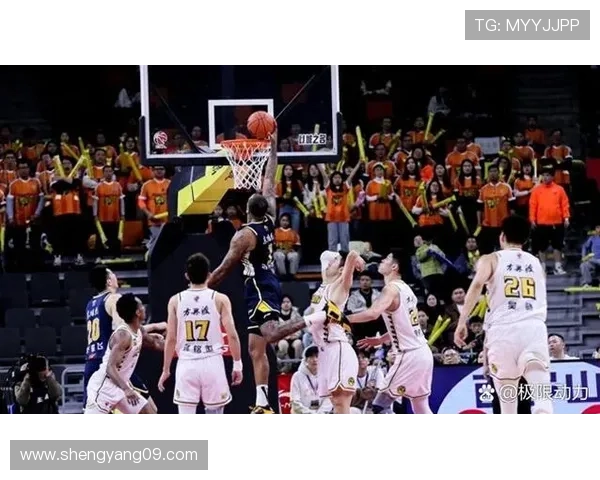 中国篮球联赛季后赛激战正酣 多支球队争夺四强席位激烈对决