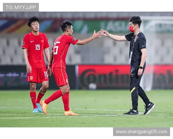 国足鏖战九十分钟顽强逼平劲敌展现新时代拼搏精神与团队风采 国足鏖战九十分钟顽强逼平劲敌展现新时代拼搏精神与团队风采