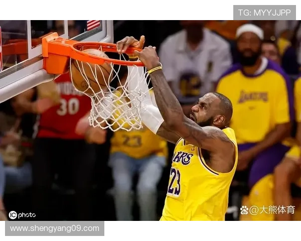 库里三分再创纪录勇士加时险胜湖人詹姆斯空砍三双引全场热议