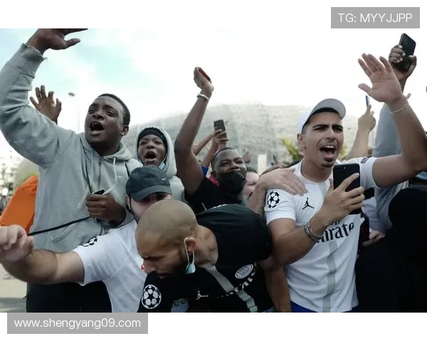 梅西转会巴黎圣日耳曼后首度亮相赛场，球迷热烈欢迎新王驾到