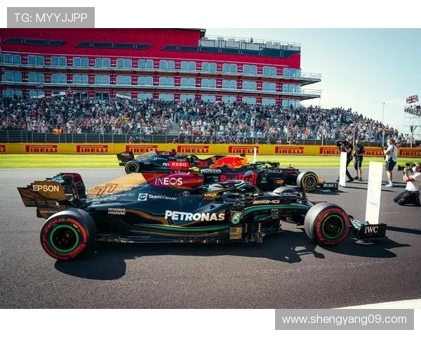 F1赛季激战正酣 法拉利与梅赛德斯展现强劲竞争力