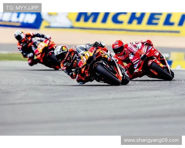 MotoGP赛季最新动态：顶级车手角逐激烈 新技术与战术变革引发关注
