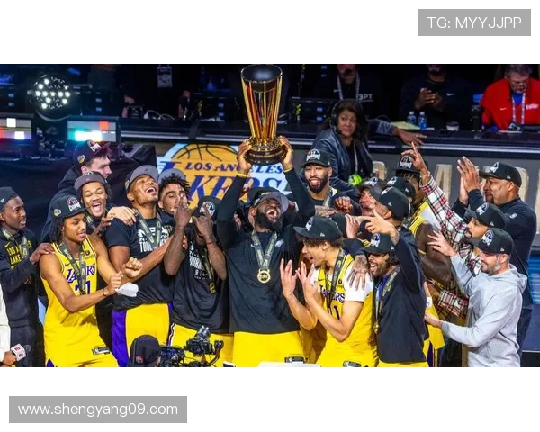 湖人队力克勇士夺得季前赛胜利 詹姆斯状态回暖引发热议